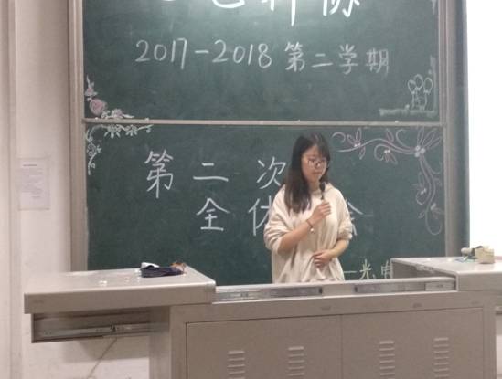 C:\Users\admin\Desktop\近期工作\新闻稿\色情app
科协成功召开第二次全体例会\照片\副主席李潇婷讲解换届事宜.jpg